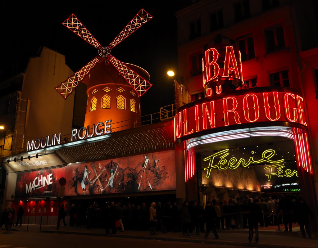 Façade du Moulin Rouge de nuit