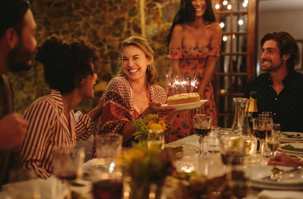 Femme célébrant son anniversaire