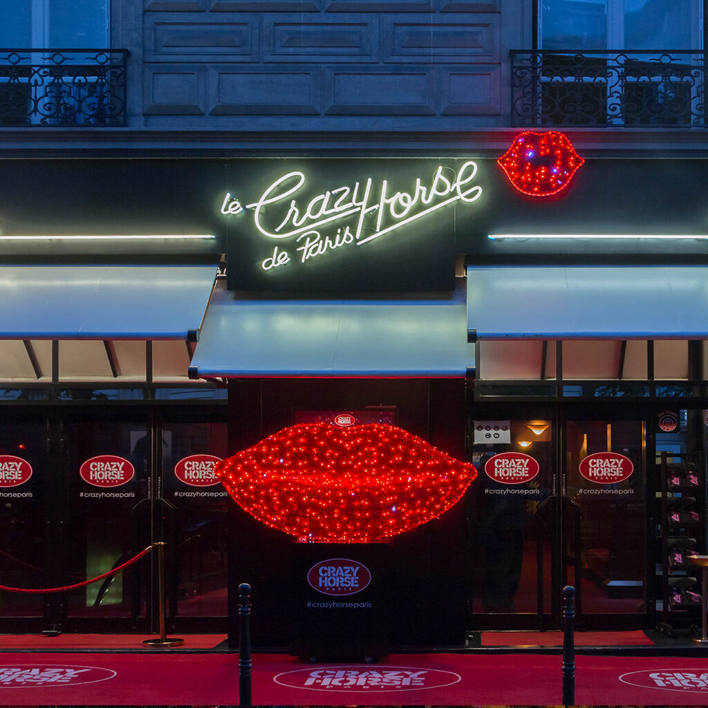 crazy horse façade cabaret parisien